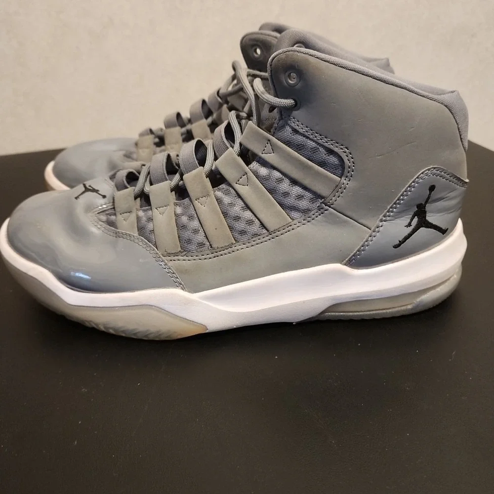 Size 8- Jordan Max Aura Cool Gray